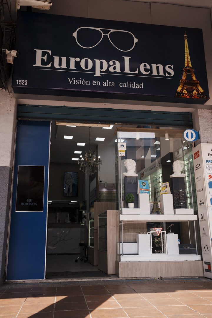 Entrada de EuropaLens con su letrero, en Escobedo 1523