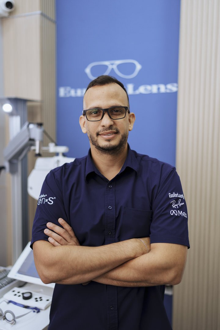 Optometrista de EuropaLens en el gabinete de examen visual