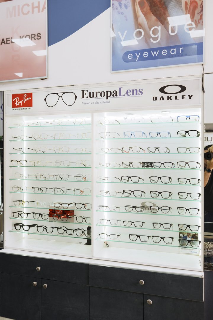 Exhibidor de monturas de EuropaLens con Vogue, Ray-Ban y Oakley